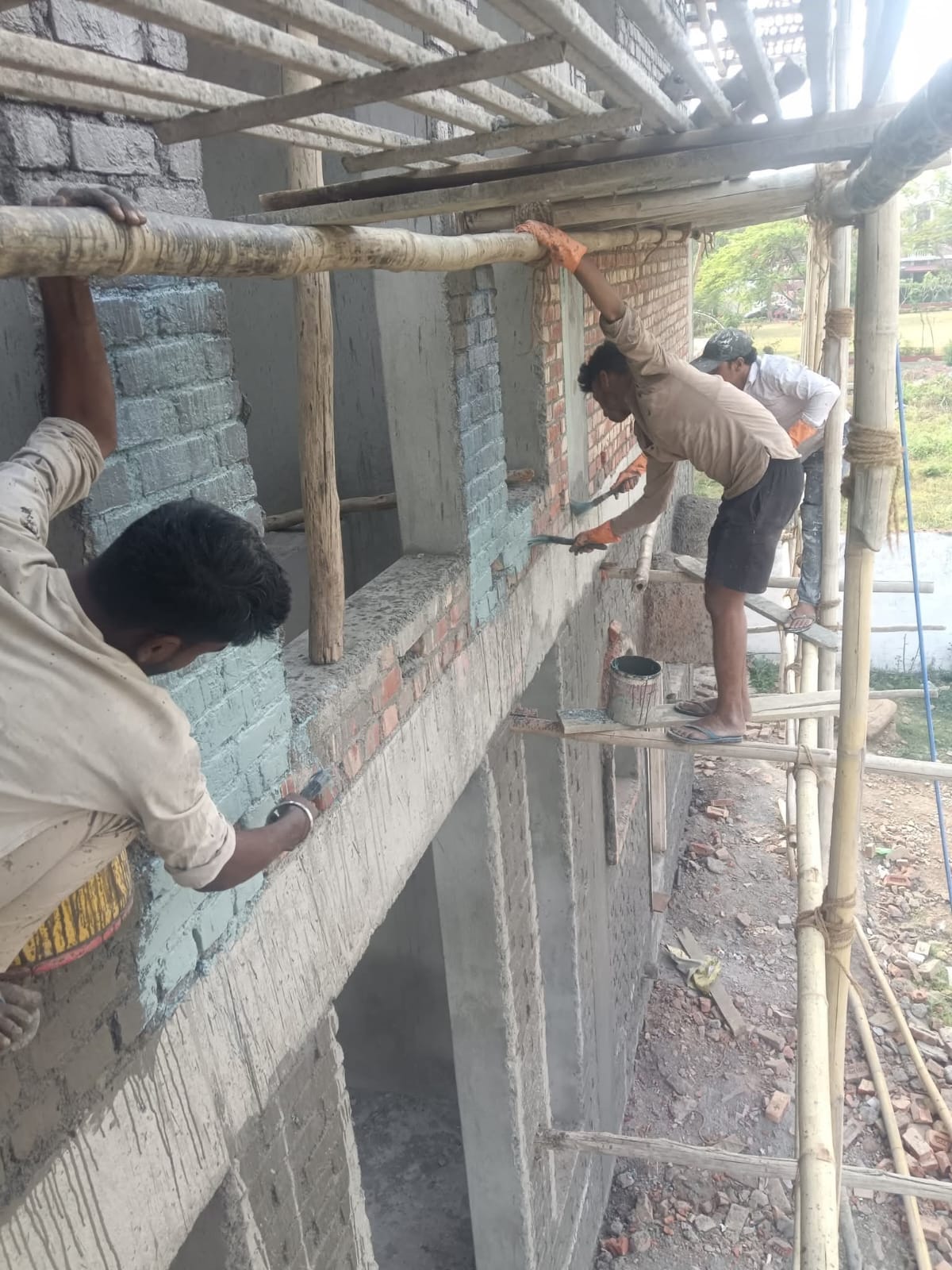 Professional टीम scaffolding पर वाटरप्रूफिंग कोटिंग — Expert Workers Applying Waterproofing Coating Building MP